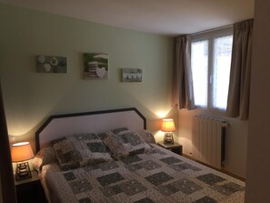 1 bedroom, iron/ironing board, internet, bed sheets - La Cigale Verte à Callian (CALLIAN)