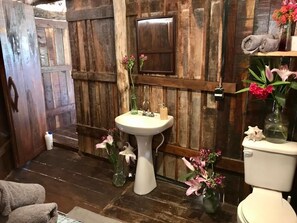 浴槽、タオル、石鹸、トイレットペーパー