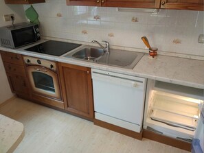 Fridge, microwave, stovetop, dishwasher
