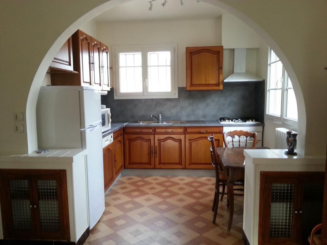 Een microgolfoven, een oven, een vaatwasser