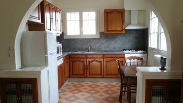 Een microgolfoven, een oven, een vaatwasser