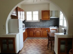 Micro-ondes, four, lave-vaisselle, cafetiĂšre/bouilloire