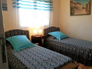 2 makuuhuonetta, silitysrauta/-lauta, internet