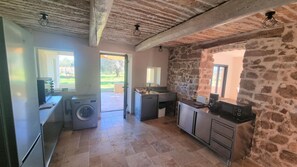 Micro-ondas, fogão, lava-louças, cafeteira/chaleira