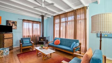 Smart TV, fireplace, ping pong