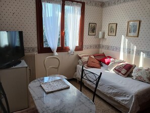 1 habitación, tabla de planchar con plancha, internet y ropa de cama 