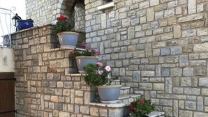 Una escalera de piedra con macetas.