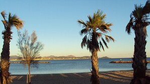 Una playa con palmeras y un mar tranquilo.