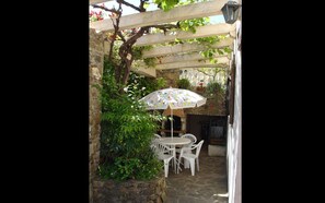 Outdoor dining - Gîte on the hills of Mandelieu (TANNERON)