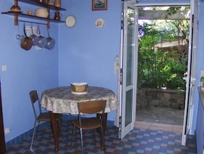 Dining - Gîte on the hills of Mandelieu (TANNERON)