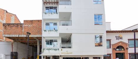 Vista frontal de la propiedad