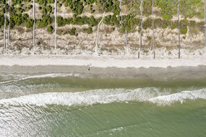 Chaises longues, serviettes de plage