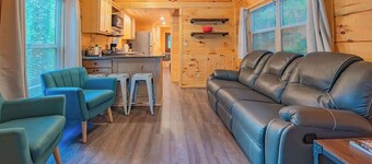 Lynda Nature Nested tiny cabin withhot tub
