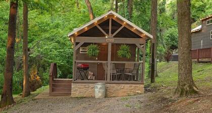 Lynda Nature Nested tiny cabin w/hot tub