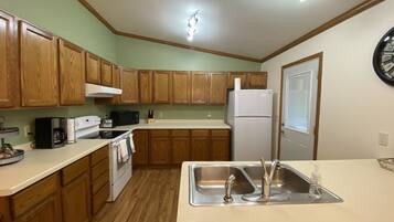 Refrigerador, microondas, horno, placa de cocina