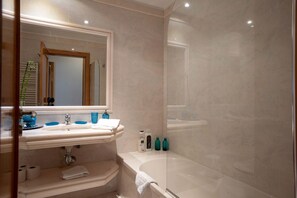 Bathtub, towels