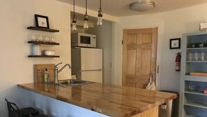 1 habitación, tabla de planchar con plancha, wifi gratis y ropa de cama 