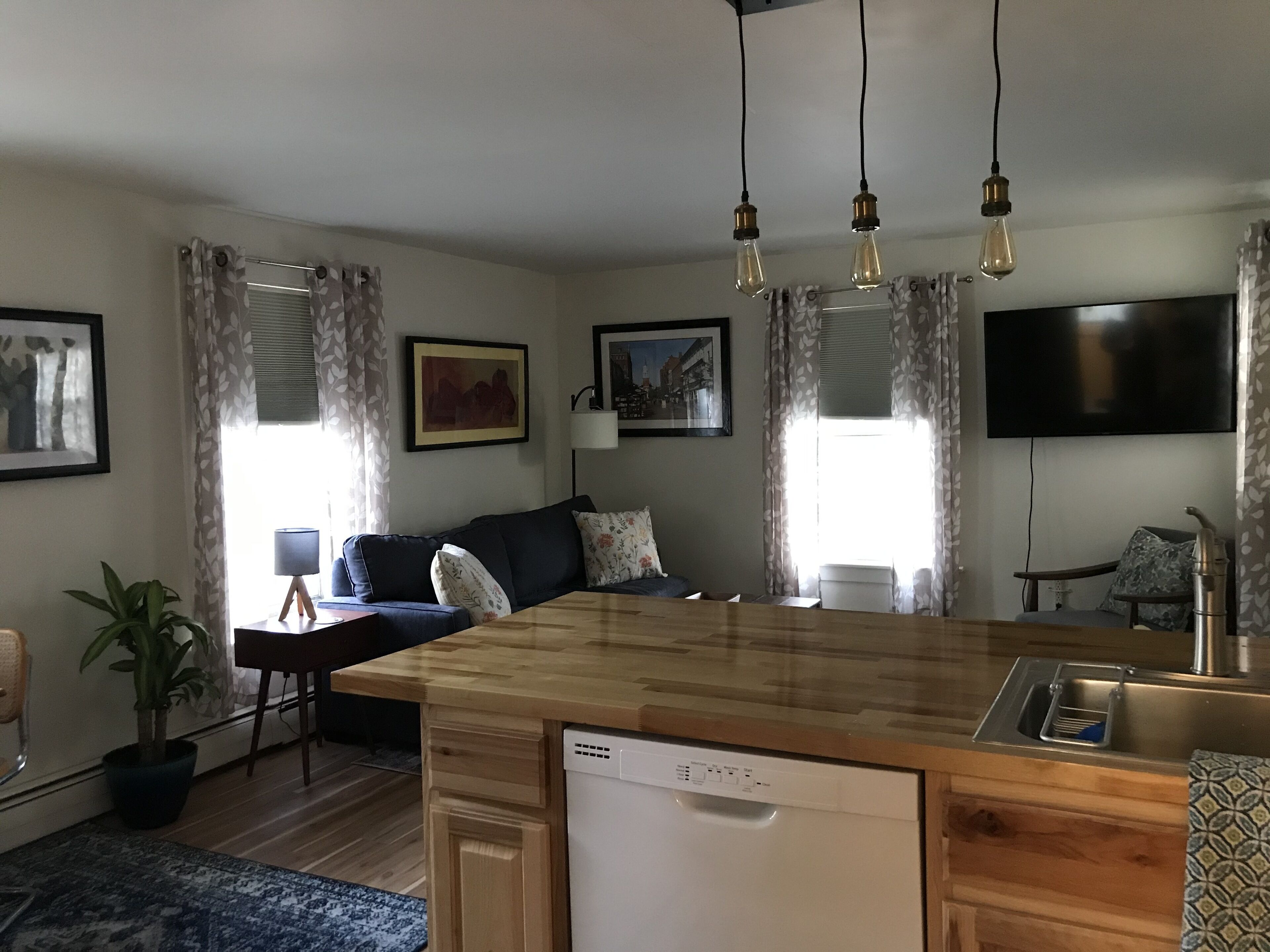 Căn hộ, 1 phòng ngủ | Khu phòng khách | Smart TV 50-inch có truyền hình cáp 