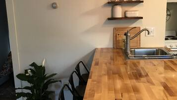 Apartemen, 1 kamar tidur | 1 kamar tidur, setrika/meja setrika, Wi-Fi gratis, dan seprai linen