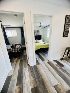 3 عدّة غرف نوم وسرير سفر وواي فاي وملاءات أسرّة