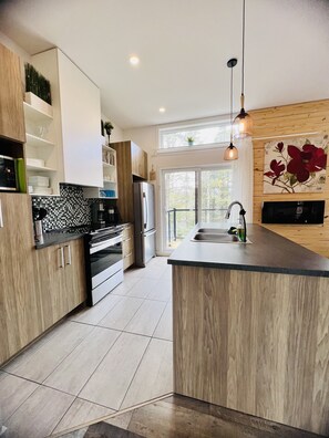 Een koelkast, een magnetron, een oven, een kookplaat