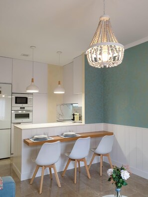 ثلاجة، ميكروويف، فرن، غسالة أطباق