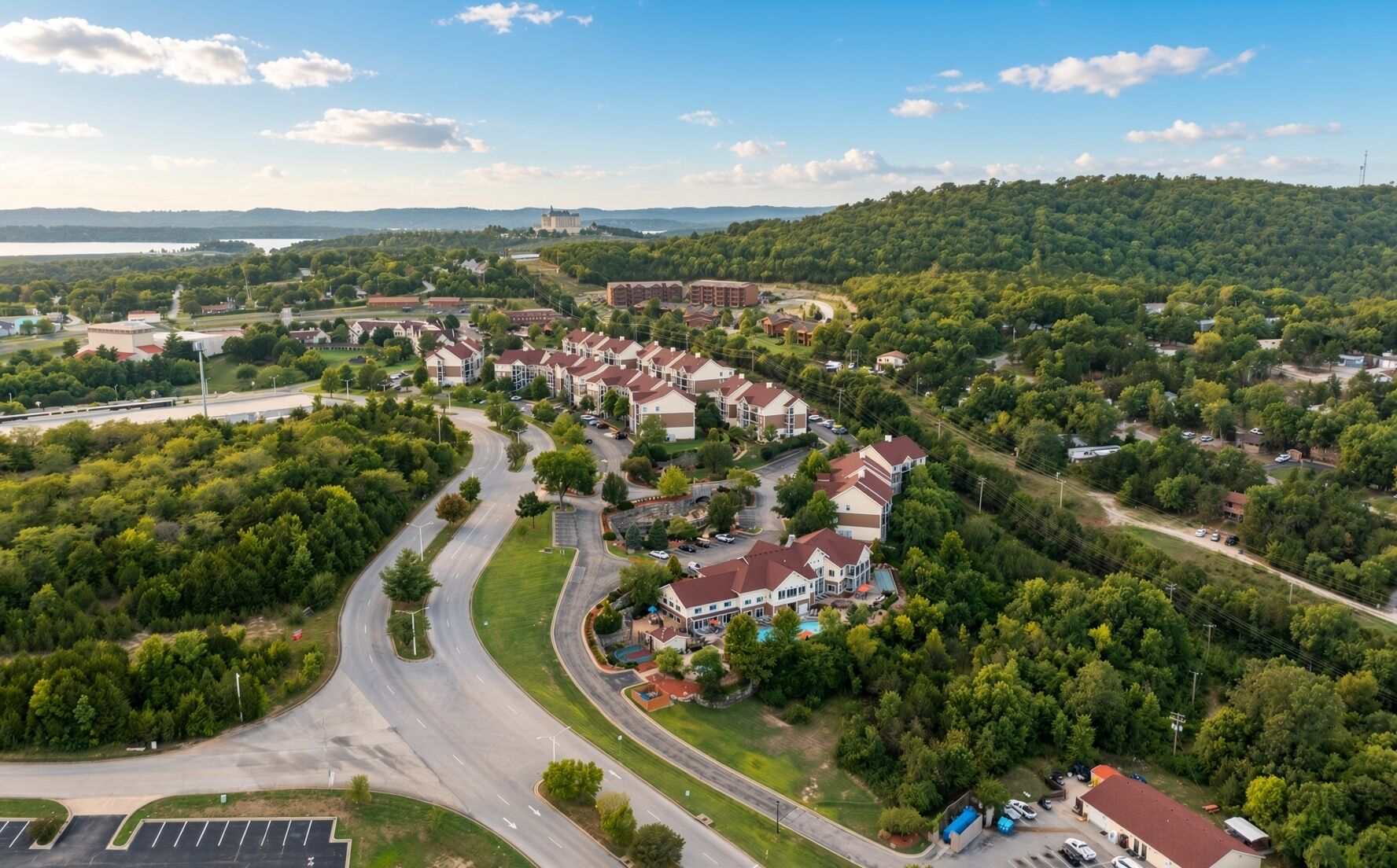 Ein Wohngebiet mit Häusern, Straßen und einem großen Gebäude in der Ferne.