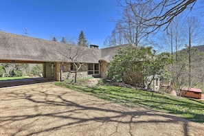 Exterior - 40-Acre Mtn-View Retreat w/ Hot Tub in Banner Elk! (Banner Elk)