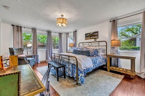 4 عدّة غرف نوم ومكواة/لوح كي وواي فاي مجانًا وملاءات أسرّة