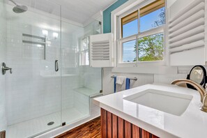 Een douche, een haardroger, handdoeken, zeep