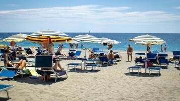 Una spiaggia nelle vicinanze