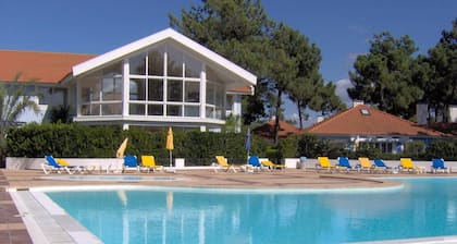 Vivenda Familiar com Jardim Privado em Condominio Fechado