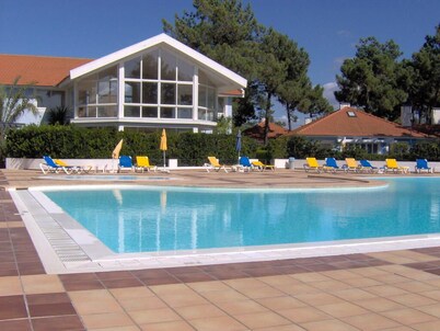 Vivenda Familiar com Jardim Privado em Condominio Fechado