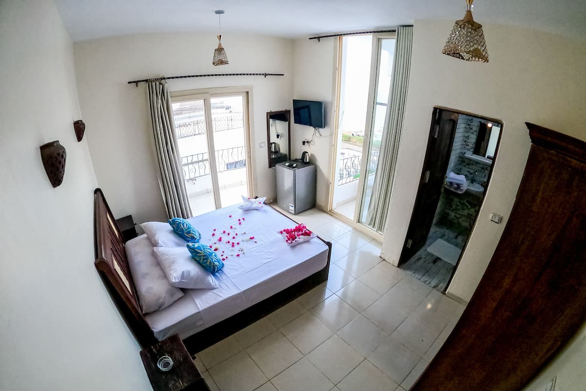 Premium bedding, minibar, free WiFi, bed sheets