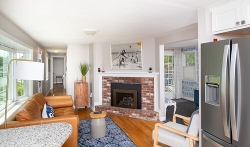 Walk To Beach - Comfortable 2BR Cottage