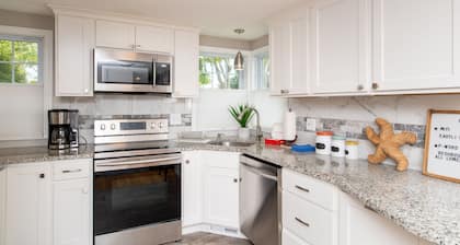 Walk To Beach - Comfortable 2BR Cottage