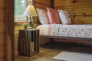 2 bedrooms, iron/ironing board, WiFi, bed sheets - The Haven - Kiamichi Mountain Riverside Cabin (Nashoba)