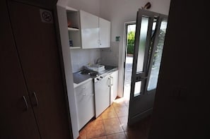 Fridge, coffee/tea maker