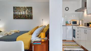 Iron/ironing board, travel crib, WiFi, bed sheets