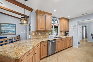 Fridge, microwave, oven, stovetop - Sunny Cape Coral Pool Home (Cape Coral)