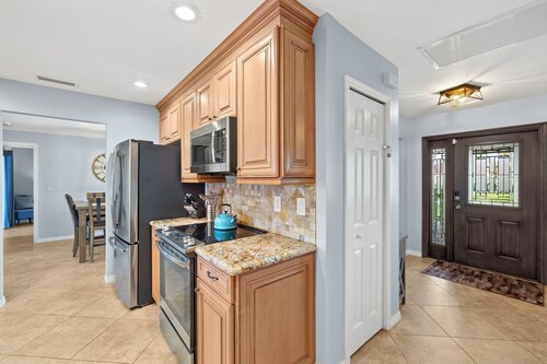 Sunny Cape Coral Pool Home