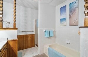 Combined shower/bathtub, hair dryer, towels, soap - The Lake Shack-----Water Front!!! (Brownwood)