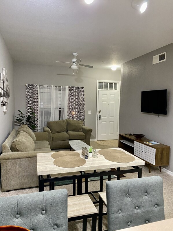 Smart TV, Netflix, Hulu, streaming services