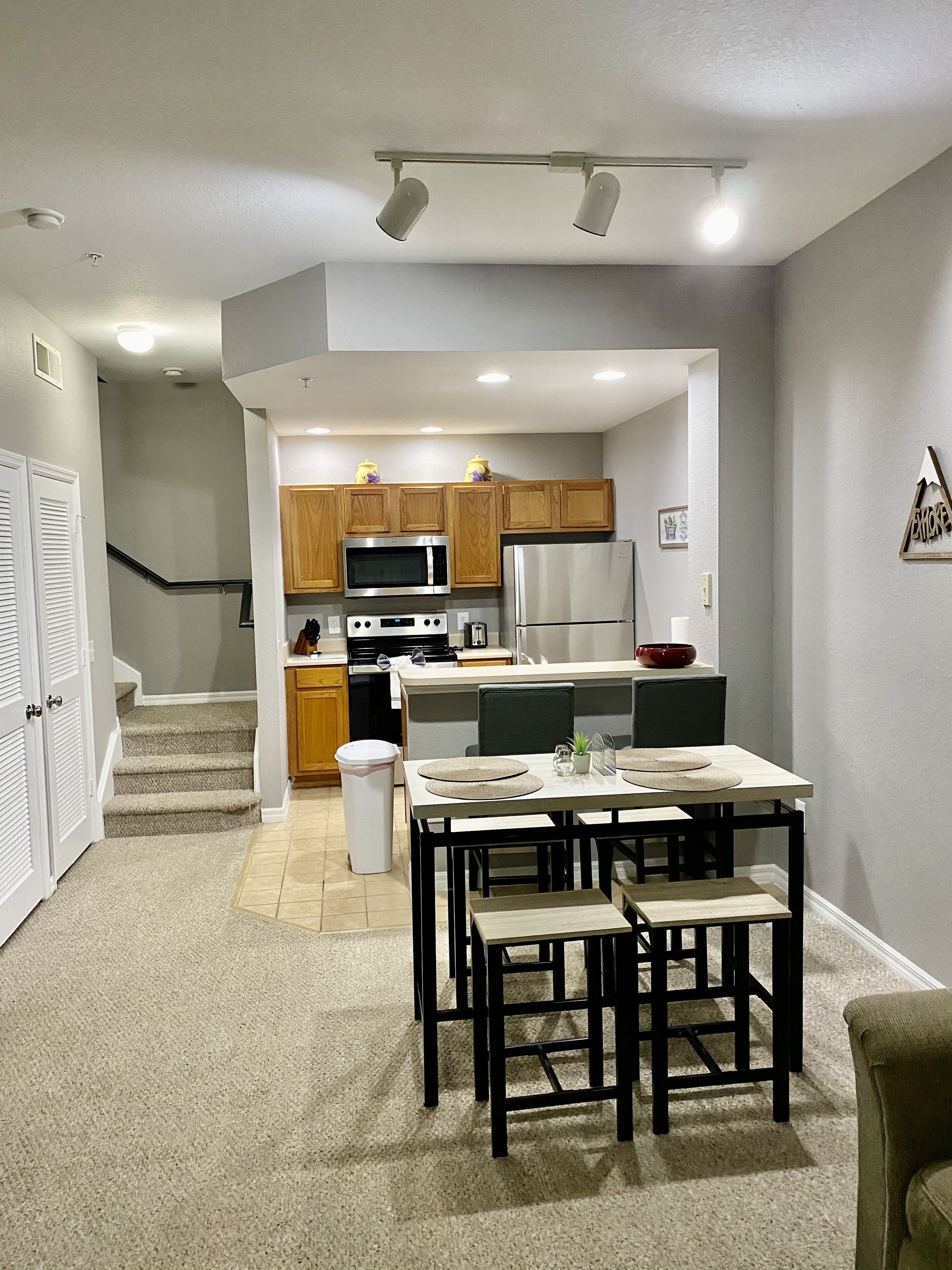 Refrigerador, microondas, horno y parrilla de estufa 