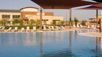 Een buitenzwembad en een verwarmd zwembad