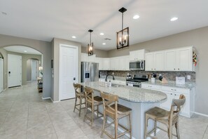 Kylskåp, mikrovågsugn, ugn och spishäll