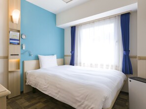 Desk, bed sheets - Toyoko Inn Toride-eki Higashi-guchi (Toride)