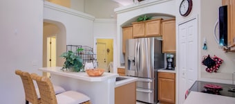Sunny Villa w/ Lanai: 17 Mi to Disney!