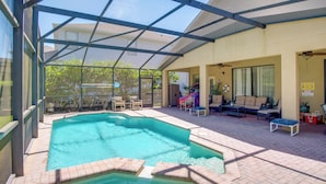 Piscina ao ar livre coberta com espreguiçadeiras e um espaço de varanda.