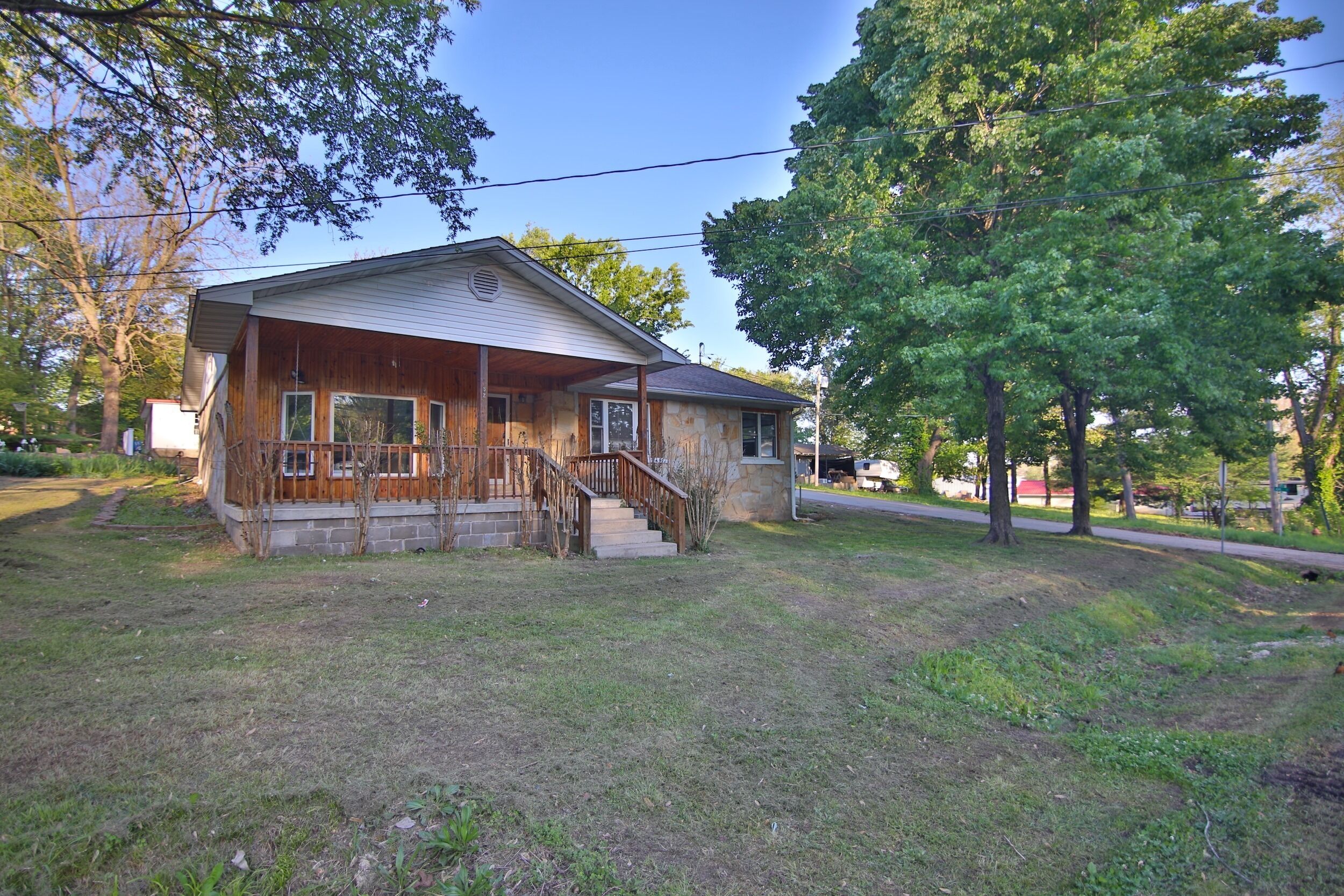 Rock House Retreat - 2 miles from Spring River! Walking distance to restaurants!